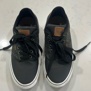 Men/Teen Boy Vans ‘Off the Wall’ tennis shoes. Mens, size 7 (worn by 12-14 teen)